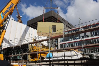 Holzmodul wird eingehoben