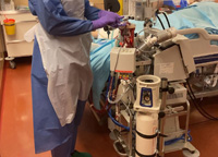 Krankenpflegerin bedient ECMO-Gerät an einer Intensivstation des AKH Wien