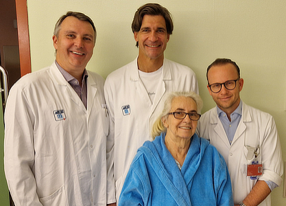 Ärzte-Team Christoph Neumayer, Florian Wolf, Wolf Hans Eilenberg mit Patientin