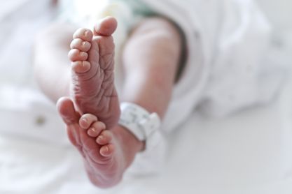 Füße eines Neugeborenen